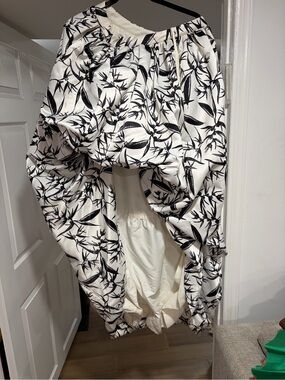 Alice & Olivia Black and White Floral skirt